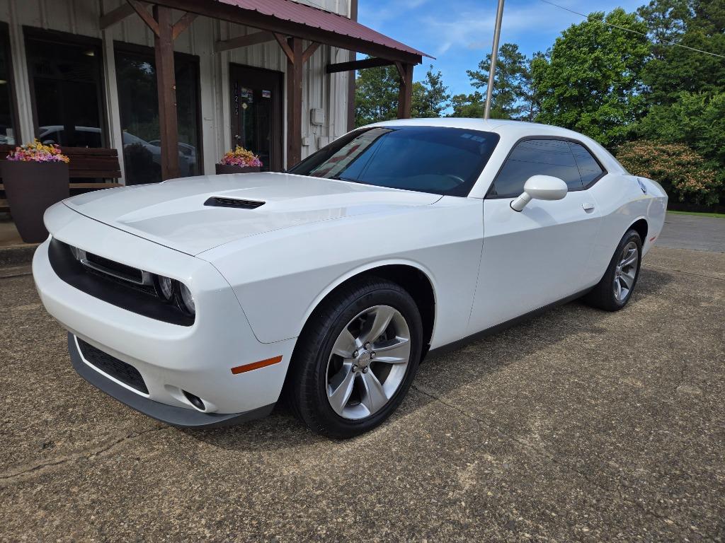 2016 Dodge Challenger SXT's photo