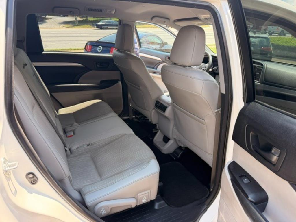 2015 Toyota Highlander LE Plus - Photo 13