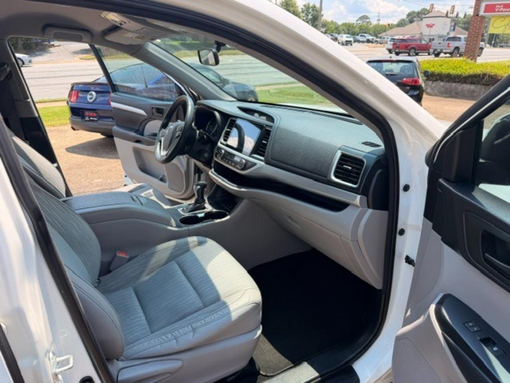2015 Toyota Highlander LE Plus - Photo 11