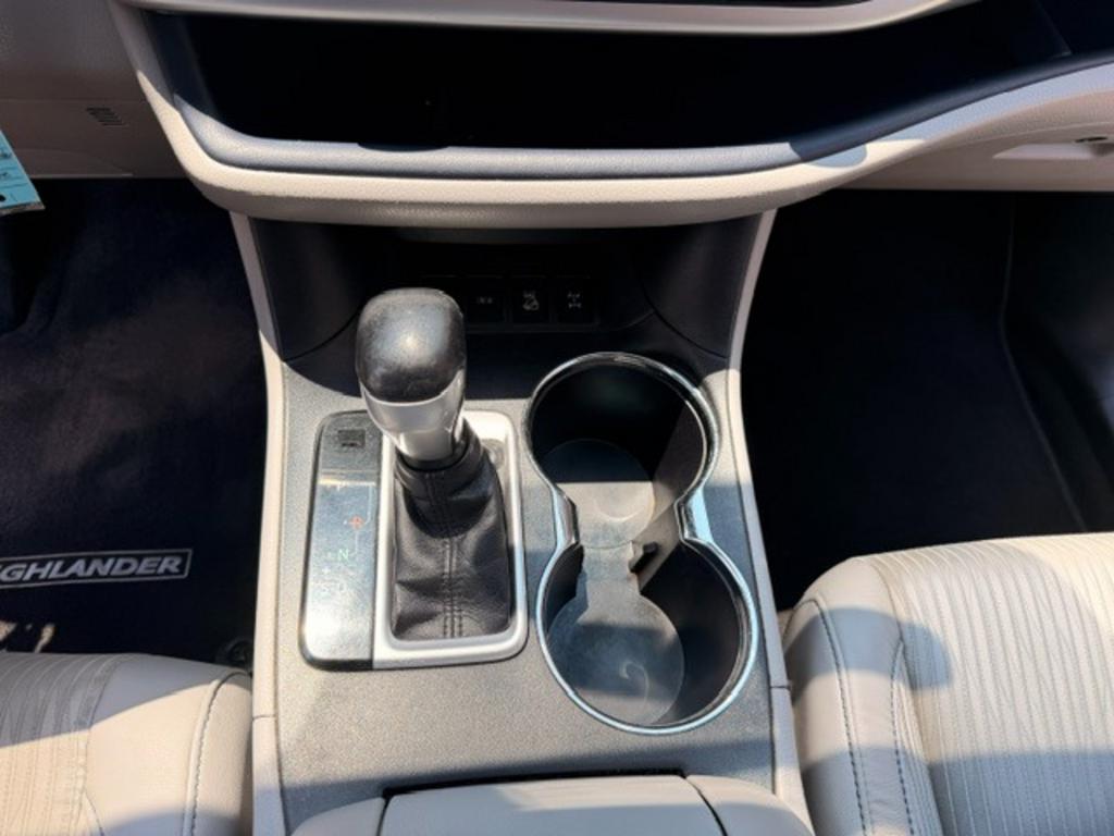 2015 Toyota Highlander LE Plus - Photo 16