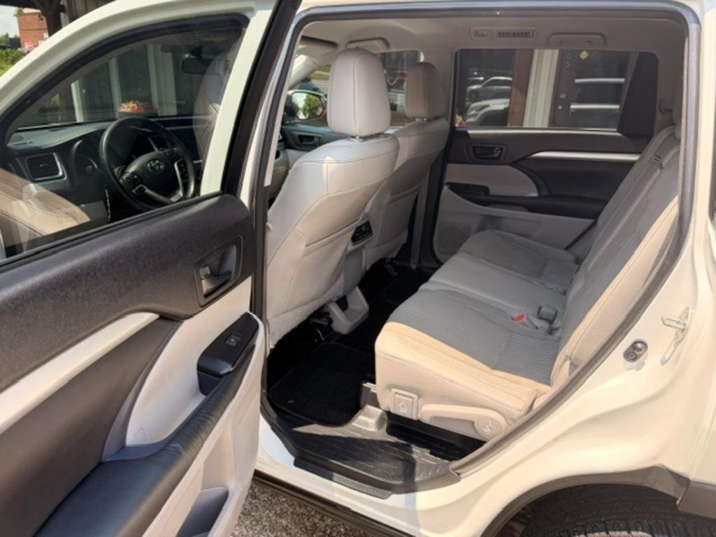 2015 Toyota Highlander LE Plus - Photo 10